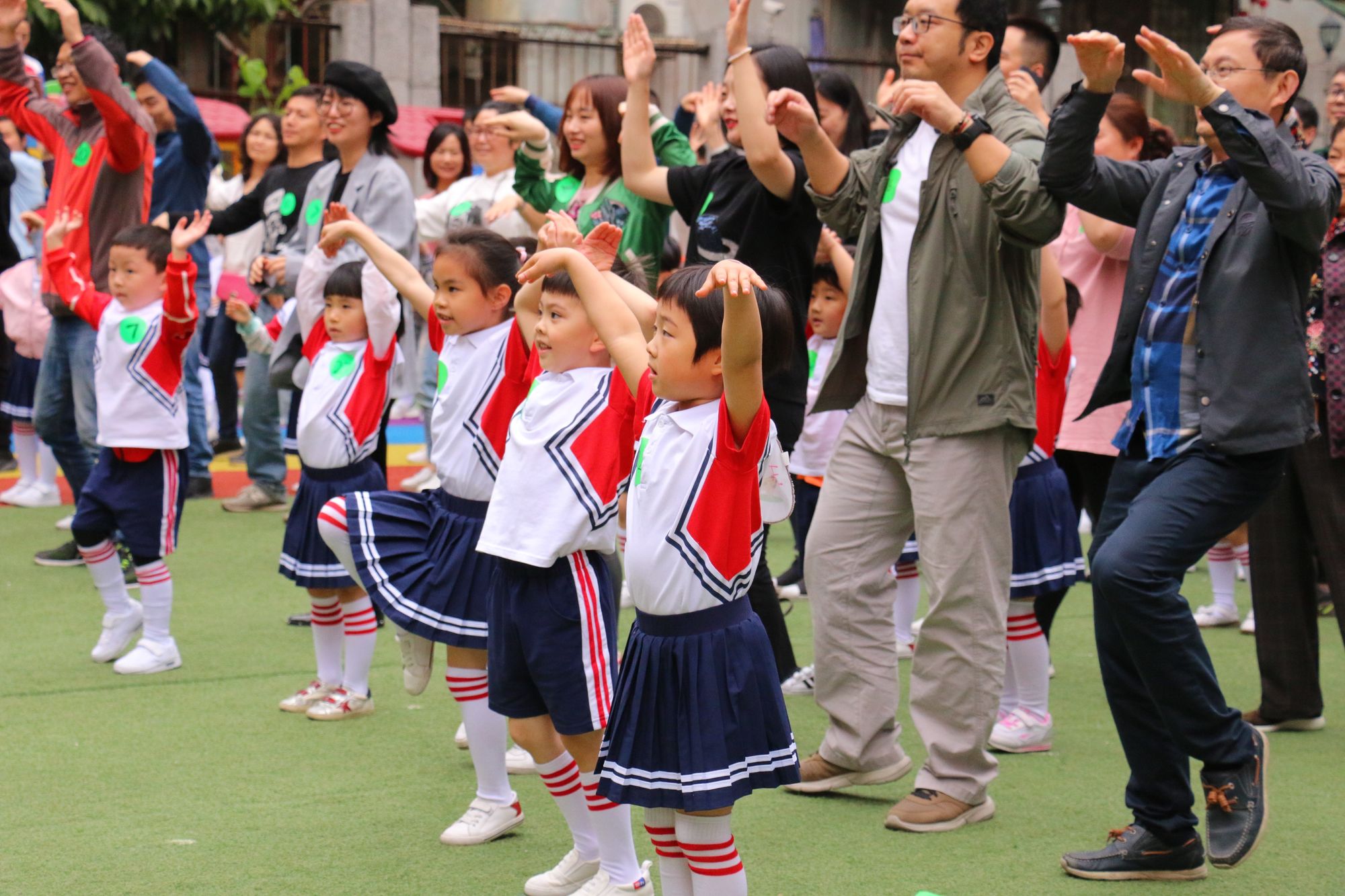 幼儿园亲子律动游戏_亲子律动园幼儿游戏有哪些_亲子律动园幼儿游戏视频