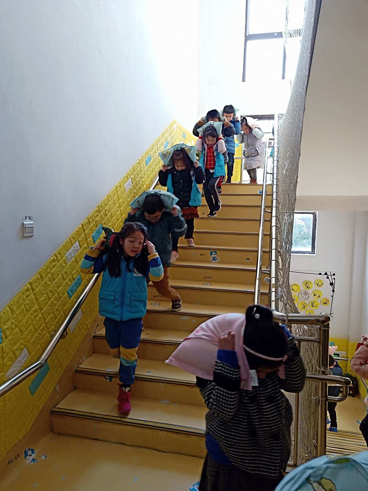 高楼撤离时应走_地震发生后从高楼撤离时应走_地震从高楼撤离应走