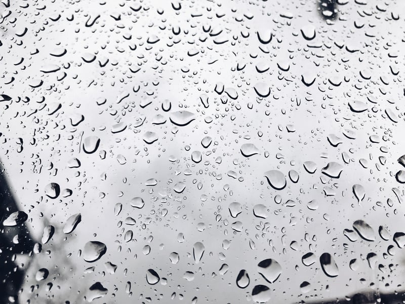 窗外的雨滴_窗外的雨滴_窗外雨滴的图片