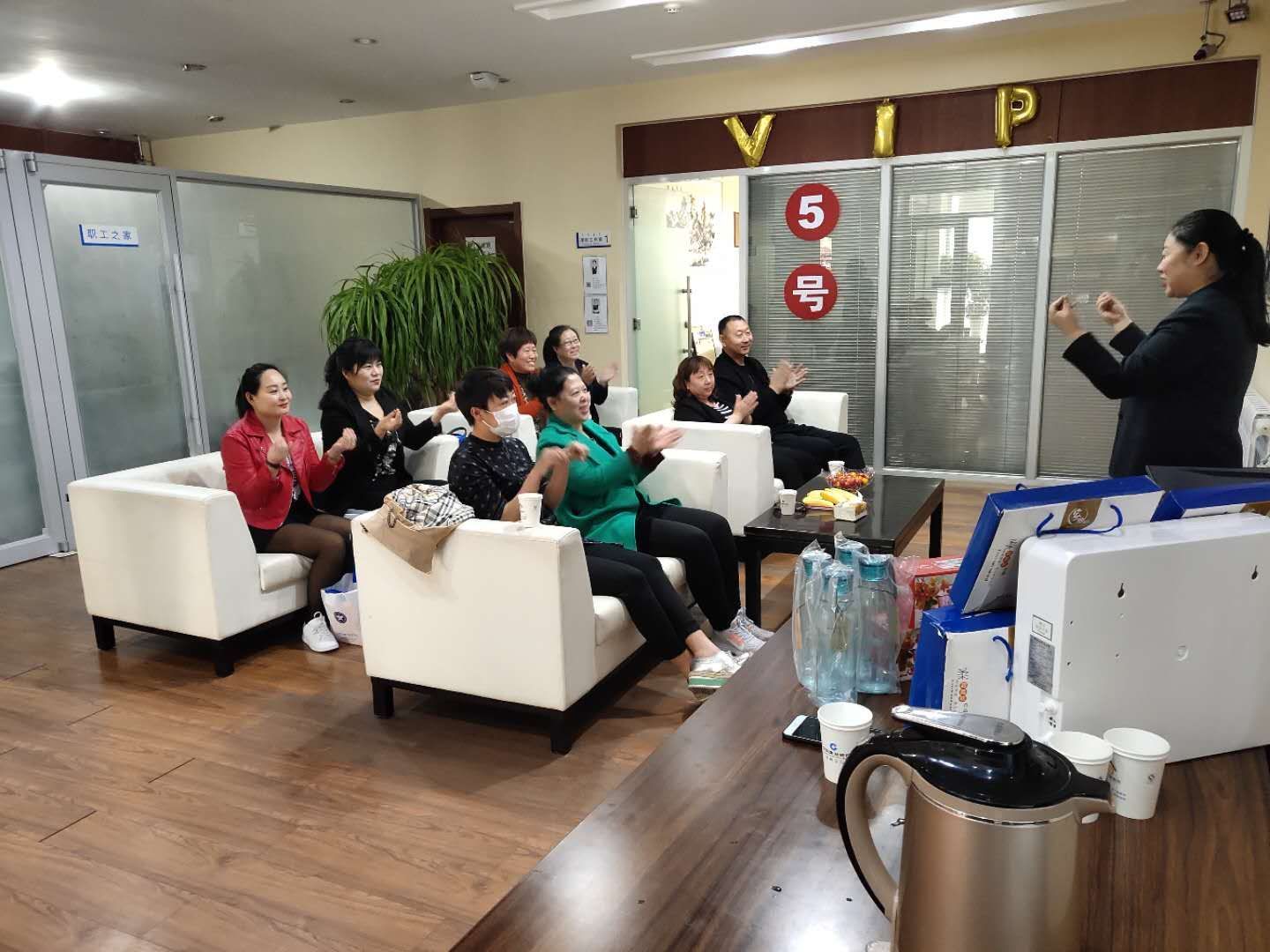 焕发光彩，摆脱疲惫压力，美容美发沙龙等你来体验