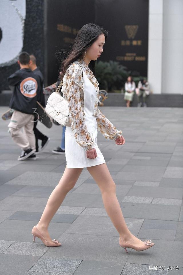 阳光下温柔绽放：白丝袜美艳迎日光