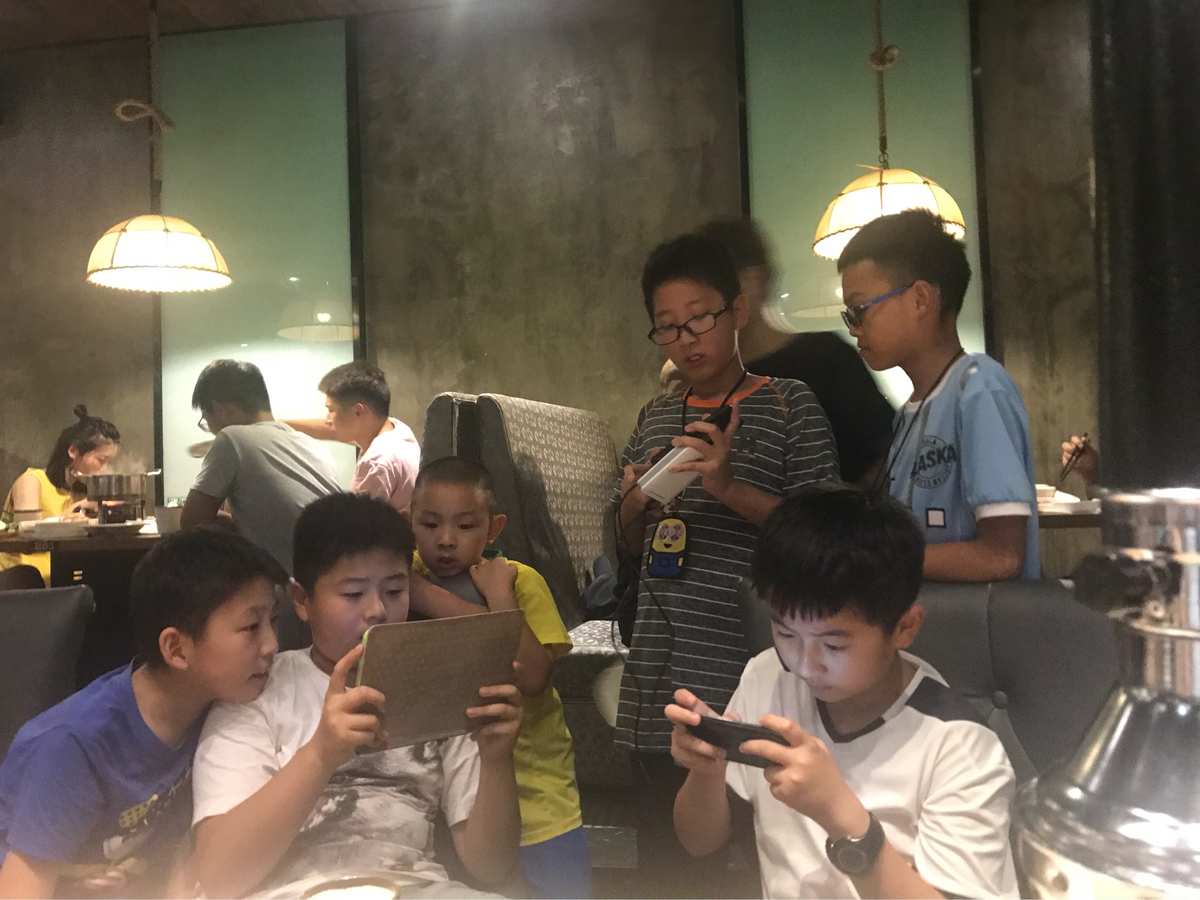 手机游戏推荐多人聚会视频-王者荣耀：适合多人聚会视频的手机游戏推荐师