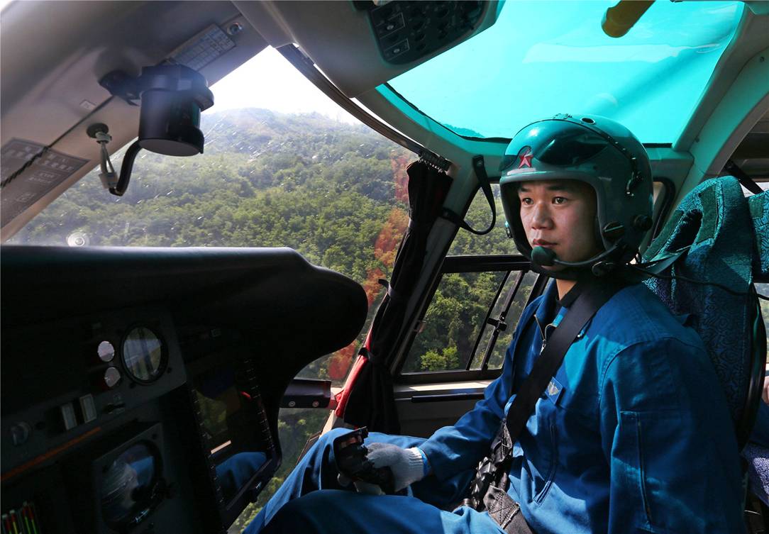 直升机驾驶学院游戏手机版：选机飞行、逼真场景、真实操作，飞行体验全靠它