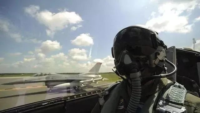 手机上可以玩大的空战游戏-手机玩空战，体验真实飞行快感