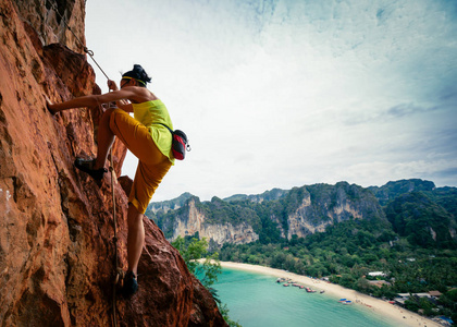 悬崖之上下载-挑战极限：摄影师徒手攀岩悬崖，体验刺激登顶之旅