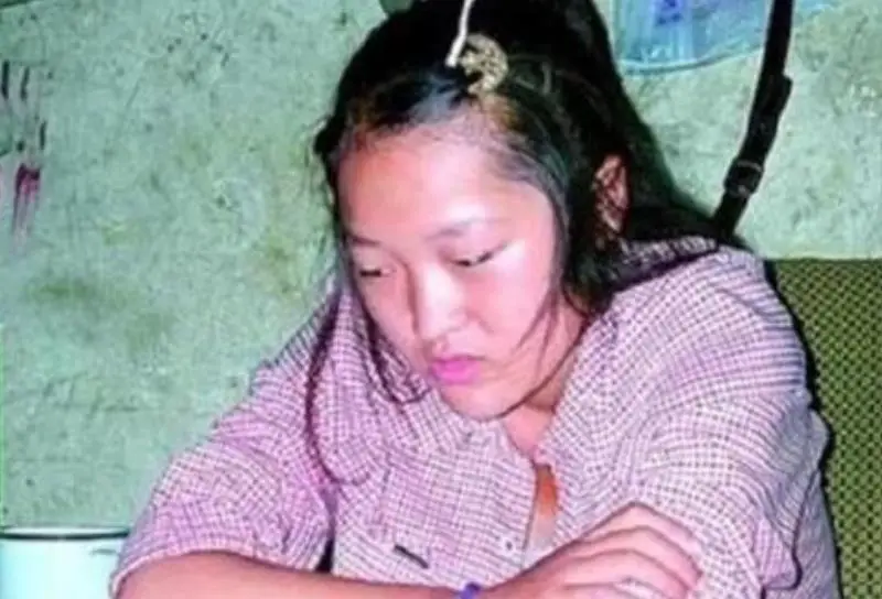 中学生沉迷网络的图片_中学生沉迷手机游戏图_中学生沉迷手机的危害