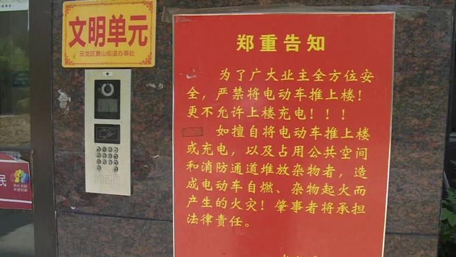 手机一面充电一边玩游戏-手机充电玩游戏，小心床上大火