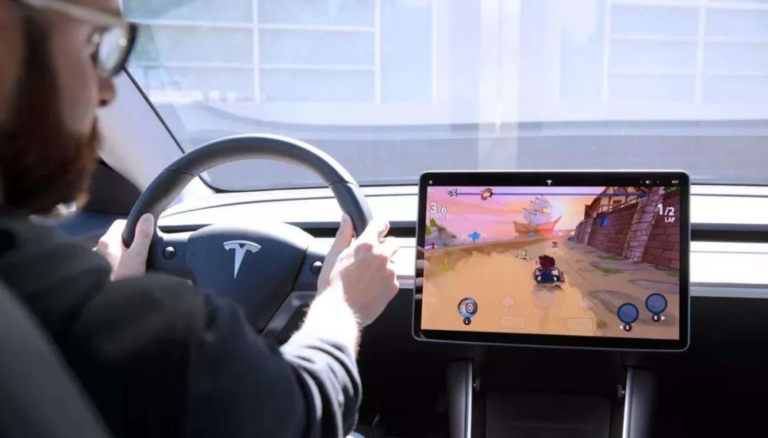 探索新概念：手机游戏投影汽车，让驾驶不再孤单，增添驾驶乐趣与社交体验