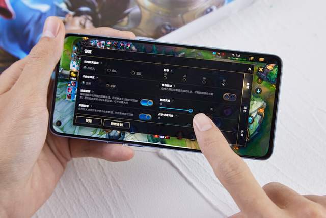 手机能玩lol的游戏-手机上玩 LOL 不再是梦！性能强劲、便携性高，随时随地畅玩